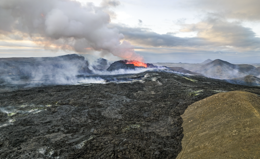 Am Rande des Vulkans: Grindavík, auf der Halbinsel Reykjanesskagi gelegen, ist seit 2023 stark von Vulkanausbrüchen an der Sundhnúkur-Kraterkette betroffen. © stock.adobe.com/SandraSevJarocka