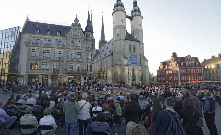 Ökumenisches Gedenken vor der Marktkirche Halle mit ökumenischem Gottesdienst am 14. Oktober ©epd-bild/Steffen Schellhorn Ökumenisches Gedenken vor der Marktkirche Halle mit ökumenischem Gottesdienst am 14. Oktober ©epd-bild/Steffen Schellhorn