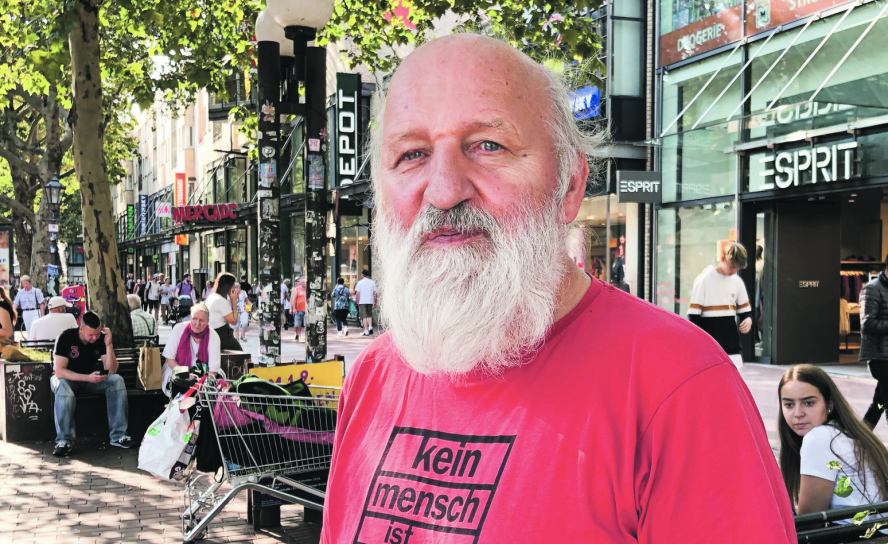 Jesuitenpater Christian Herwartz (1943–2022) bei seinen Straßenexerzitien in Berlin. 1978 begann er als Dreher und Lagerarbeiter in Berlin und wohnte ab 1979 mit Mitbrüdern in einer Wohngemeinschaft in Berlin-Kreuzberg. Er schlief in einem Zimmer mit 8 Betten. Oft wusste er morgens nicht, wer abends im Bett liegen würde. Aus dieser Gastfreundschaft entstanden die »Exerzitien auf der Straße«. 