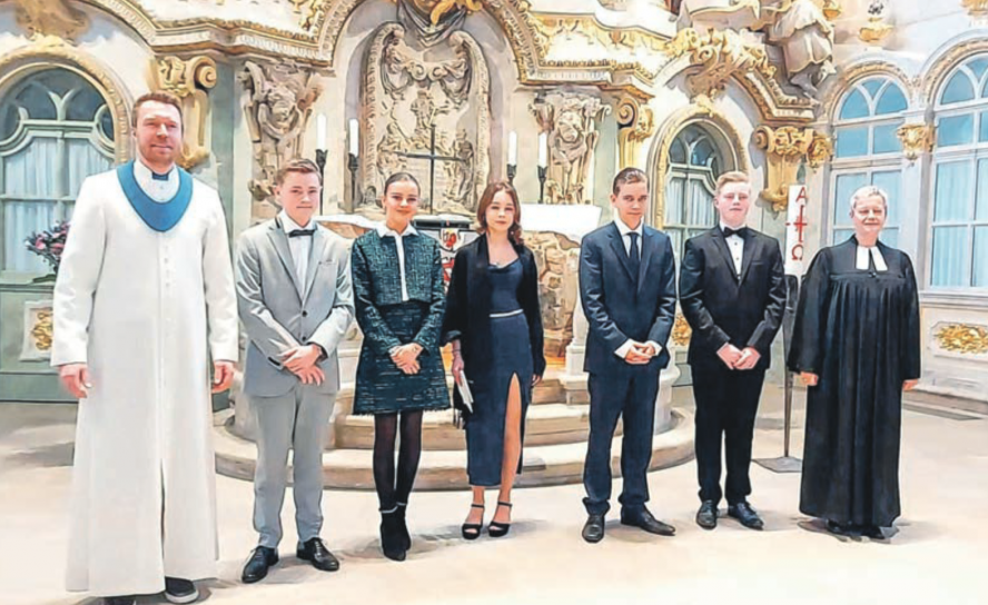 Posieren in der Frauenkirche Dresden für die Familienalben später: Die fünf Konfirmanden aus Schaustellerfamilien mit Frauenkirchenpfarrerin Angelika Behnke (r.) und dem Zirkuspfarrer Klaus Zebe (l.). © Kathrin König 