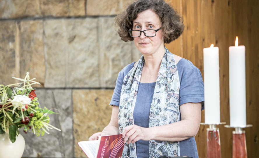 Brigitte Lammert ist Superintendentin im Kirchenbezirk Pirna und Pfarrerin im Kirchgemeindebund Oberelbe © Daniel Förster Brigitte Lammert ist Superintendentin im Kirchenbezirk Pirna und Pfarrerin im Kirchgemeindebund Oberelbe © Daniel Förster