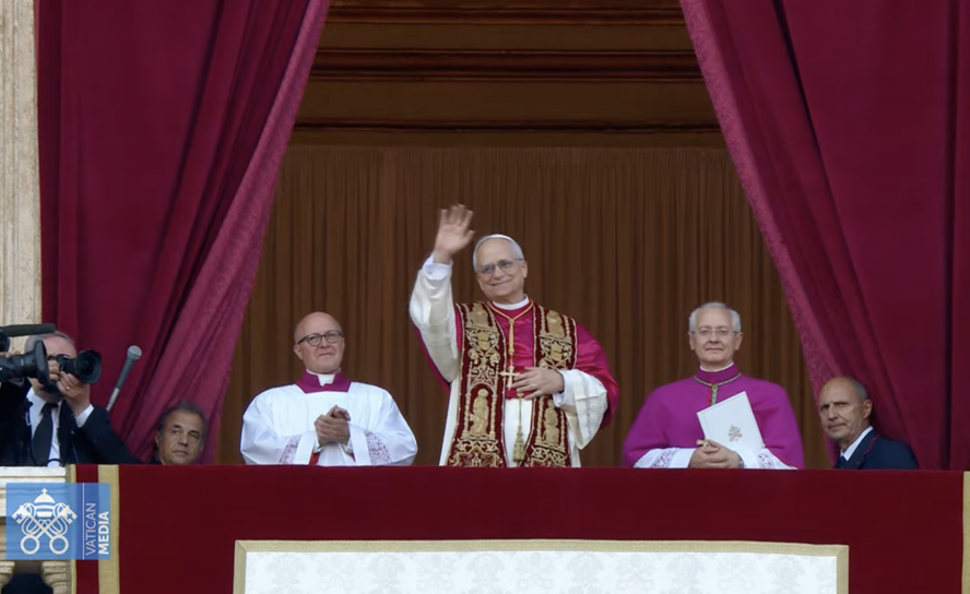 Papst Leo XIV. präsentiert sich auf der Loggia des Petersdoms © Screenshot Vatikan News via YouTube https://www.vaticannews.va/en/pope/news/2025-05/habemus-papam.html