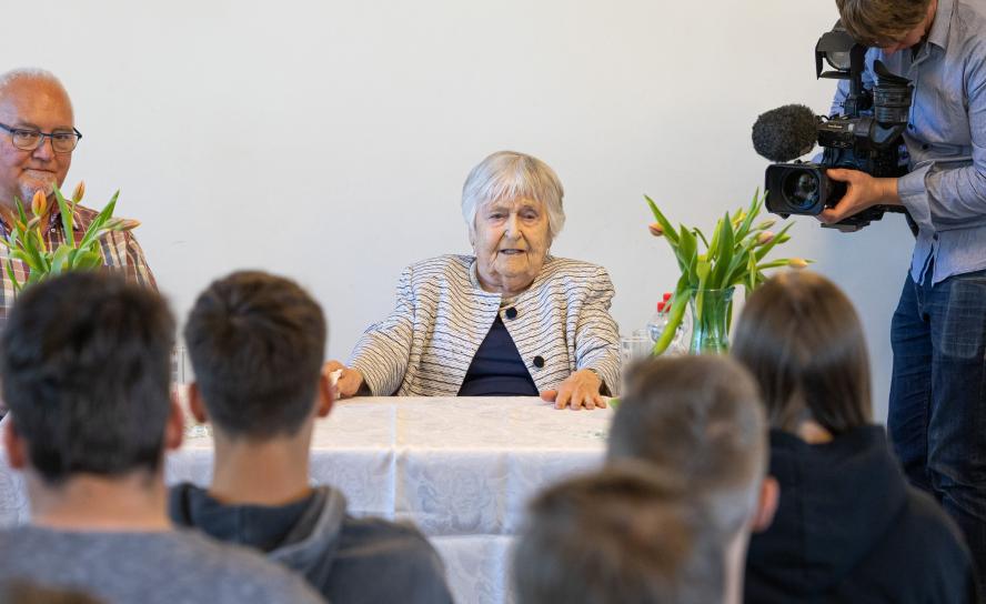 Dr. Lydia Tischler berichtete vor Schulklassen in Oederan aus ihrer Zeit im Konzentrations- und Arbeitslager.