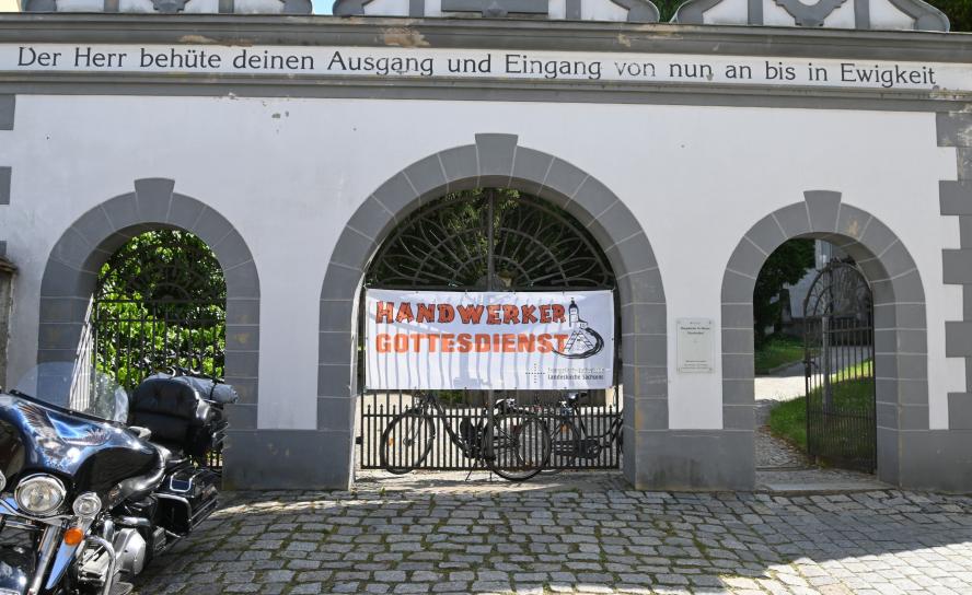 Am Eingangsportal zur St. Marien-Kirche Kamenz wurden die Besucher zum Handwerkergottesdienst begrüßt © S. Giersch Eingangsportal zur St. Marien-Kirche Kamenz © S. Giersch