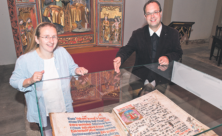 Beate Wieckowski und ihr Mann Alexander mit dem Meißner Messbuch, das die Chorherren im Meißner Dom beim Gesang nutzten. Foto: Barth