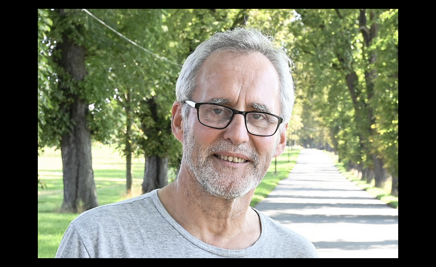 Michael Schleinitz ist Pfarrer i. R. (ehemals Lohmen und Region) und lebt in Radebeul.