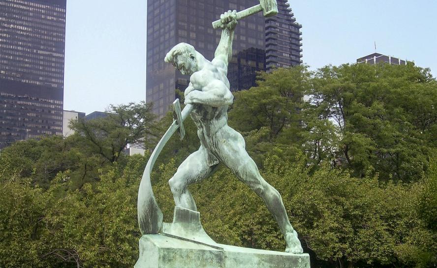 Die Skulptur „Schwerter zu Pflugscharen“ von Jewgeni Wutschetitsch steht vor dem UN-Hauptquartier in New York.