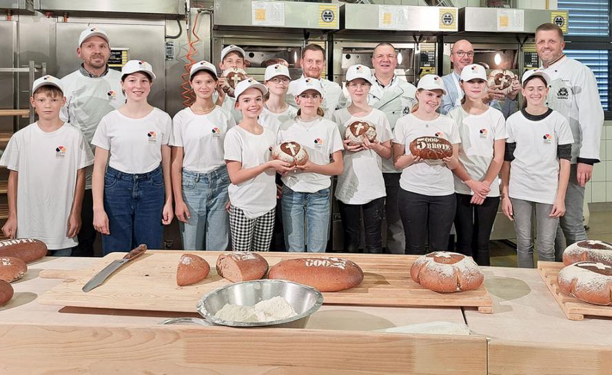 Konfirmanden aus Dresden-Hosterwitz beim Start der Brotback-Aktion in der vergangenen Woche.