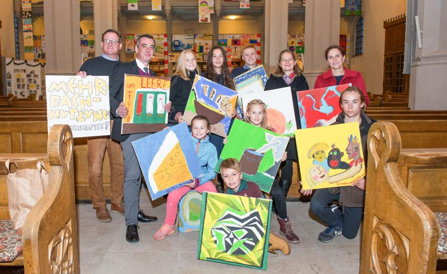 In der Sankt Aegidienkirche Oschatz haben Kinder auf quadratischen Tafeln ihre Gefühle und Gedanken zum Thema »Nachhal(l)tigkeit« gestaltet.