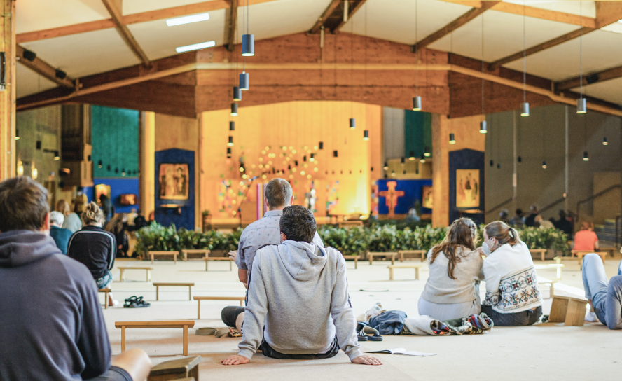 Gemeinschaft in der Versöhnungskirche: Junge Menschen seien stark belastet und gleichzeitig auf der Suche, sagt der scheidende Prior von Taizé, Frère Alois. Die Zeit in Taizé ermögliche ihnen, so zu sein, wie sie sind.