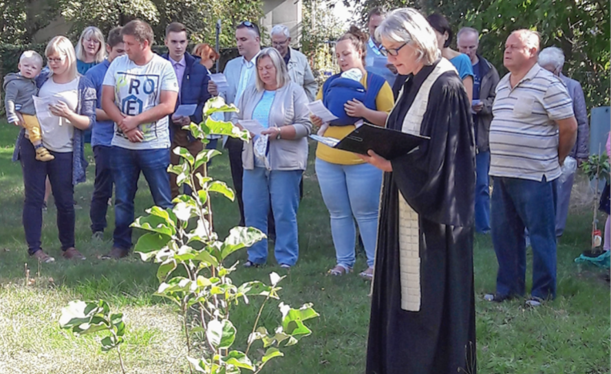 Beate Schelmat-von Kirchbach bei der Baumpflanzung. © privat