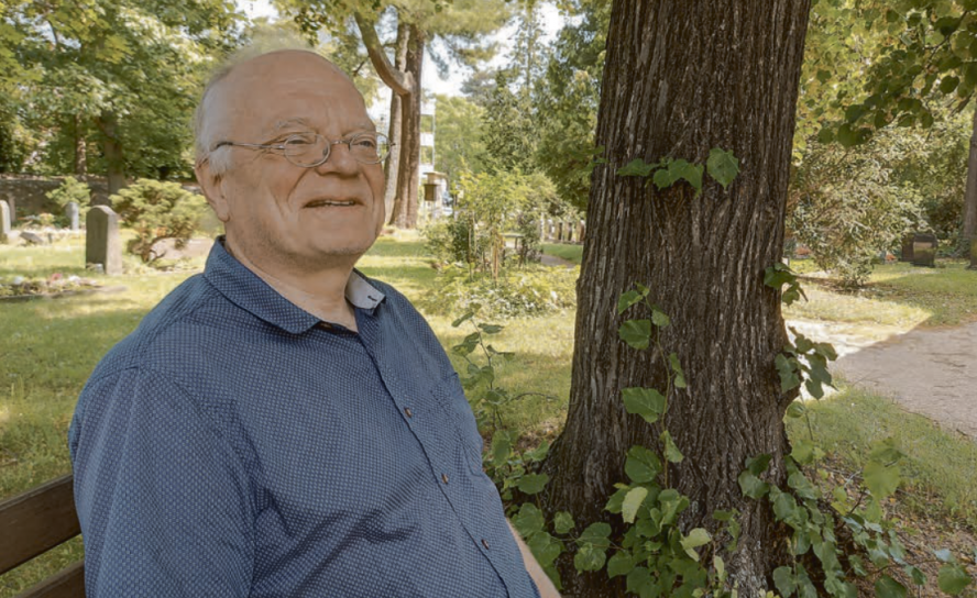 Christof Voigt sitzt auf einer Bank auf dem Friedhof vor der Urbanskirche in Meißen und atmet im Schatten der Bäume durch. In Gedanken ist er oft nebenan in der Johanneskirche, denn er plant einen Bildband über das Gotteshaus. © K. König