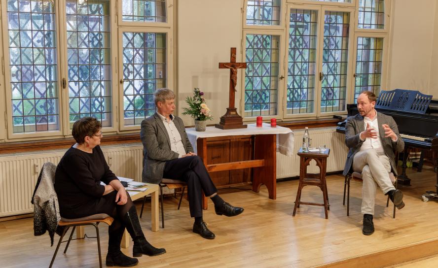 Im Gespräch: Dr. Annette Weidhas, Evangelische Verlagsanstalt Leipzig, Stephan Bickhardt (M.), Evangelische Akademie Sachsen, und CDU-Politiker Marco Wanderwitz.