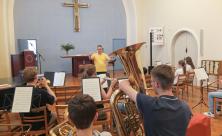 Sebastian Schöne unterrichtet junge Blechbläser im Johanneshaus der Kirchgemeinde Johannes-Kreuz-Lukas in Dresden.