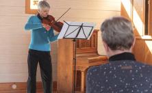 Dorothee Eychmüller spielt bei „Musik und Wort zur Mittagszeit“ in der Zionskirche Stücke auf der Violine. Dorothee Eychmüller spielt bei „Musik und Wort zur Mittagszeit“ in der Zionskirche Stücke auf der Violine.