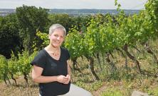 Arbeiten im Weinberg: Kinderarche-Vorständin Barbara Gärtner oberhalb der Geschäftsstelle in Radebeul.
