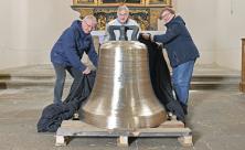 Pfarrer Joachim Krönert (li.) sowie Angelika und Michael Pöche lüften schon einmal die Abdeckung der neuen Kamenzer Glocke. Noch lagert das Schwergewicht in der Klosterkirche/Sakralmuseum St. Annen. © Dirk Sukow Pfarrer Joachim Krönert (li.) sowie Angelika und Michael Pöche lüften schon einmal die Abdeckung der neuen Kamenzer Glocke. Noch lagert das Schwergewicht in der Klosterkirche/Sakralmuseum St. Annen. © Dirk Sukow