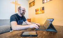 Andreas Gruner hat sein erstes eigenes Album veröffentlicht – und dabei auf moderne Technik gesetzt. Mithilfe Künstlicher Intelligenz entstand eine musikalische Reise durch dunkle Zeiten hin zu neuer Hoffnung. © Georg Ulrich Dostmann