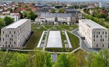 SLUB Dresden mit Trefftz-Bau der TU Dresden mittig im Hintergrund          
          <div class=