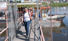 Pilgerbegleiterin Silke Maresch an der Elbe. © Ruth Weinhold-Heße