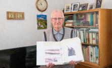 Lothar Schlegel hat in Strehla das Kriegsende 1945 miterlebt. Der langjährige Ortschronist zeigt in seinem Ordner historische Fotos. Foto: Thomas Barth Lothar Schlegel hat in Strehla das Kriegsende 1945 miterlebt. Der langjährige Ortschronist zeigt in seinem Ordner historische Fotos. Foto: Thomas Barth