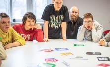 Schüler der Förderschule des Epilepsiezentrums beim Medien-Kurs. © Patrick Ziob / Epilepsiezentrum Kleinwachau Schüler der Förderschule des Epilepsiezentrums beim Medien-Kurs. Foto: Patrick Ziob / Epilepsiezentrum Kleinwachau
