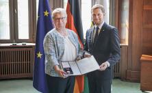 Christiane Scheurer bekommt von Ministerpräsident Michael Kretschmer den Orden am Band überreicht. © Dirk Sukow Christiane Scheurer bekommt von Ministerpräsident Michael Kretschmer den Orden am Band überreicht. Fotos: Dirk Sukow