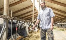 Im Stall von Rüdiger Kempe in Dittersdorf stehen etwa 150 Milchkühe. Am Sonntag beherbergt der Landwirt den Bauernbibeltag des sächsischen Gemeinschaftsverbandes. Dafür rechnet er mit etwa 200 Gästen. © Uwe Winkler Im Stall von Rüdiger Kempe in Dittersdorf stehen etwa 150 Milchkühe. Am Sonntag beherbergt der Landwirt den Bauernbibeltag des sächsischen Gemeinschaftsverbandes. Dafür rechnet er mit etwa 200 Gästen. © Uwe Winkler
