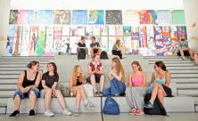 Schülerinnen und Schüler im Innern der Schule vor weiteren Bannern. © Sven Gleisberg Schülerinnen und Schüler im Innern der Schule vor weiteren Bannern. © Sven Gleisberg