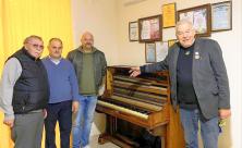 Das gespendete Piano: Rechts Vereinschef Karl-Ernst Müller