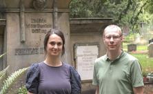 Nathalie Reith und Friedhofsverwalter Tobias Grumpelt vor einem der historischen Grabmäler in Dresden.