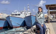An dem Landungssteg auf Lampedusa begrüßt die 24-jährige Studentin Arianna aus Bologna die Flüchtlinge. An dem Landungssteg auf Lampedusa begrüßt die 24-jährige Studentin Arianna aus Bologna die Flüchtlinge.