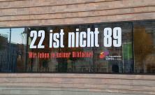 Der Schriftzug "22 ist nicht 89 – Wir leben in keiner Diktatur" ist bereits an der katholischen Propsteikirche in der Leipziger Innenstadt angebracht. St. Nikolai und St. Thomas werden folgen. Foto: Uwe Naumann