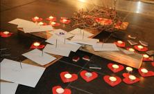 Kreuz Kerzen Zettel Briefe