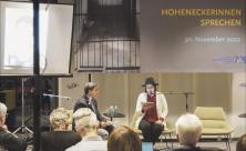 Pfarrer Holger Bartsch (l.) lud zum Gespräch nach Chemnitz ein: Schauspielerin Julia Buch laß einen Text vom Interview mit Eva Maria Cramer vor. © Daniel Dost