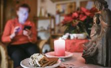 Weihnachten woanders: Rund tausend Kilometer trennen die Pflegekraft Gosia Novak von ihren vier erwachsenen Kindern und den drei Enkeln in einer polnischen Kleinstadt. Ihre Festtagsgrüße übermittelt die Mittsechzigerin via Smartphone. © kna-bild/Julia Steinbrecht