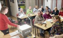 Jeden Mittwoch wird im katholischen Pfarrhaus Stollberg fleißig die deutsche Sprache gepaukt. Sandy Ahner erläutert den Frauen aus der Ukraine Sprachregeln. © Anna Neef