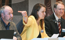 Synodalpräsidentin Bettina Westfeld mit einem Fingerzeig bei der Frühjahrstagung der Landessynode im Haus der Kirche in Dresden. © Steffen Giersch