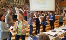Sie leiten die Arbeitsgruppen der Synode für die acht Themenfelder. Foto: Uwe Naumann