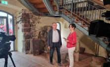 Moderatorin Mira Körlin im Gespräch mit Diakon Holger Richter von der Sächsischen Wander- und Pilgerakademie