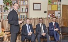 Austausch in der »Kirche im Laden« Falkenstein mit (v. l.) Pfarrer Jörg Grundmann          
          <div class=