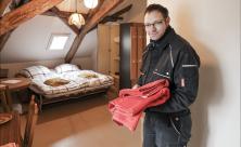 Herberge für Schutzsuchende: Kirchner Jörg Windisch bereitet in einem Haus der Kirchgemeinde Schwarzenberg eine kleine Wohnung für die Ankunft zweier Kriegsflüchtlinge aus der Ukraine in den nächsten Tagen vor. Foto: Sebastian Paul