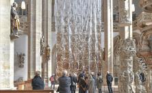 Das textile Kunstwerk von Michael Morgner hängt mit einem Abstand von rund acht Metern vor dem Altar des Freiberger Doms. Eine Besichtigung des Altars von hinten bot neue Perspektiven. © Eckardt Mildner Das textile Kunstwerk von Michael Morgner hängt mit einem Abstand von rund acht Metern vor dem Altar des Freiberger Doms. Eine Besichtigung des Altars von hinten bot neue Perspektiven. © Eckardt Mildner