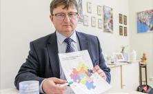 Weiße Flecke trotz bunter Karte: Superintendent Harald Pepel zeigt          
          <div class=