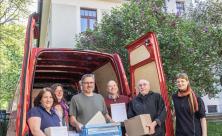 Umzugsvorbereitungen am alten Domizil: Das ISG-Team (hier ohne Tilo Mahn) um Kathrin Lehnert (l.) und Yvette Schwarze (2. v. l.) wird von Angehörigen und Mitarbeitern des Missionswerks unterstützt. Foto: Uwe Winkler