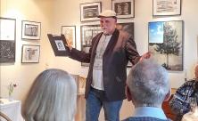 Gegen das Vergessen: Uwe von Seltmann bei seiner Lesung aus dem Buch über Chava Rosenfarb in Lehmanns Café Chemnitz. 