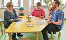 Sichere Orte für Kinder und Jugendliche schaffen: Pfarrerin Cornelia Roßner (l.)          
          <div class=