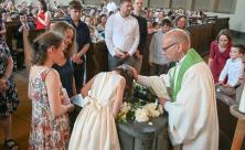 Ein großes Tauffest feierte das Kirchspiel Dresden-Süd mit 20 Täuflingen im Juni in der Christuskirche Strehlen. Pfarrer Dr. Friedrich Christoph Ilgner taufte dabei auch Maja. Anschließend wurde im Gemeindegarten weiter gefeiert. © Steffen Giersch Ein großes Tauffest feierte das Kirchspiel Dresden-Süd mit 20 Täuflingen im Juni in der Christuskirche Strehlen. Pfarrer Dr. Friedrich Christoph Ilgner taufte dabei auch Maja. Anschließend wurde im Gemeindegarten weiter gefeiert. © Steffen Giersch