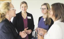 Im regen Austausch über Möglichkeiten von Frauen in Leitungspositionen auf dem Fachtag in Radebeul (v. l.): Philharmonie-Intendantin Frauke Roth          
          <div class=