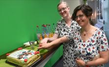 10 Jahre  »Evangelisch in Sachsen«: Zum Jubiläum der TV-Sendereihe haben Mira Körlin (r.) und Karola Richter (Kernteam der Redaktion) in den Räumen von Sachsen Fernsehen die Festtorte angeschnitten. © Steffen Giersch 